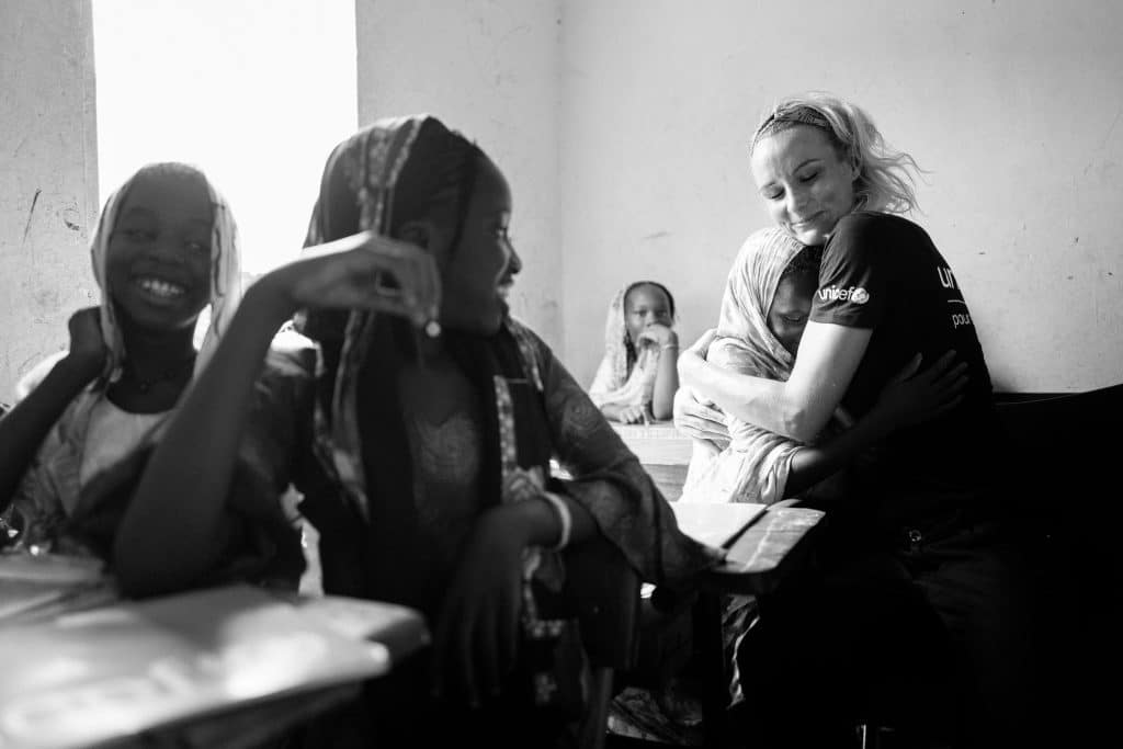 Visite terrain d'Elodie Gossuin en Mauritanie pour l'UNICEF. Visite de l'école Boubakar à Nouakchott. L'école Boubakar accueille 658 élèves, 314 garçons et 344 filles. Elle a été construite en 1993. ©UNICEF France / Decoin