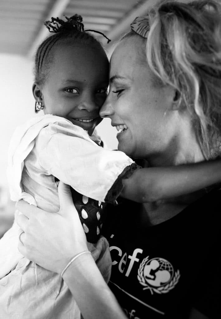 Visite terrain d'Elodie Gossuin en Mauritanie pour l'UNICEF. Visite de l'école Boubakar à Nouakchott. L'école Boubakar accueille 658 élèves, 314 garçons et 344 filles. Elle a été construite en 1993. ©UNICEF France / Decoin