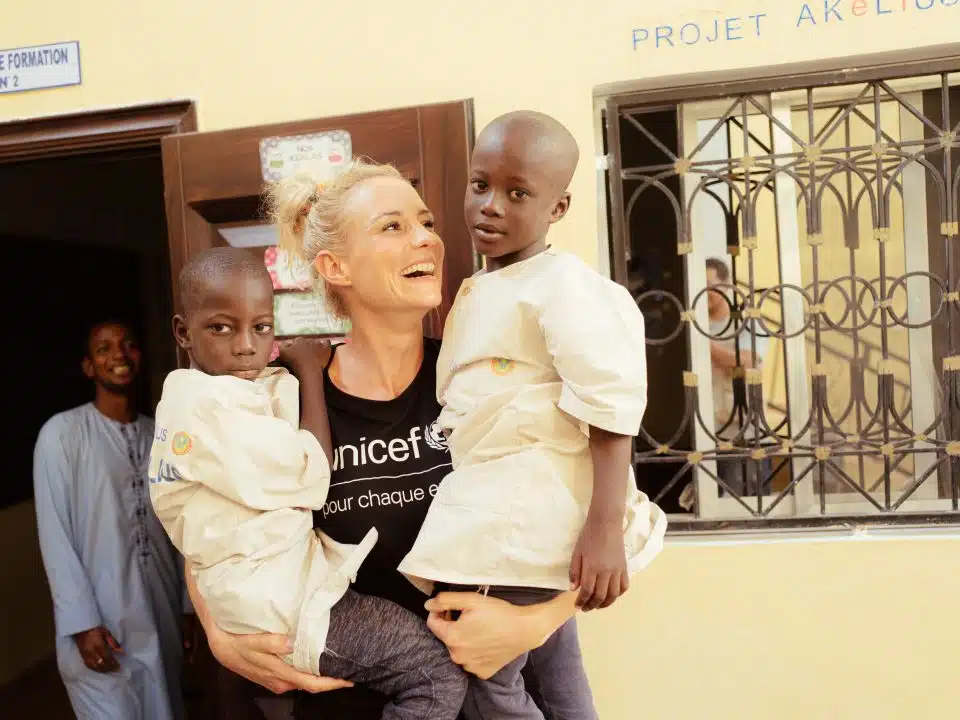 Visite terrain d'Elodie Gossuin en Mauritanie pour l'UNICEF. Au centre AKELIUS à Arafat. Mise en place d'un programme innovant utilisant des tablettes digitales pour l'éducation des enfants descolarisés. ©UNICEF France / Decoin