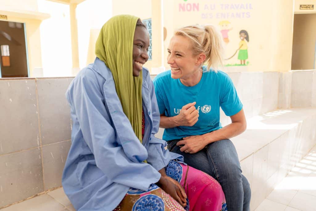 Visite terrain d'Elodie Gossuin en Mauritanie pour l'UNICEF. Au centre de prise en charge d'enfants descolarisés sans état civil, CPISE Dar Naim. Avec KHADJETOU (21ans) qui a pu bénéficier d'une formation professionnelle, alors que, privée d'Etat Civil, elle avait du quitter l'école. ©UNICEF France / Decoin
