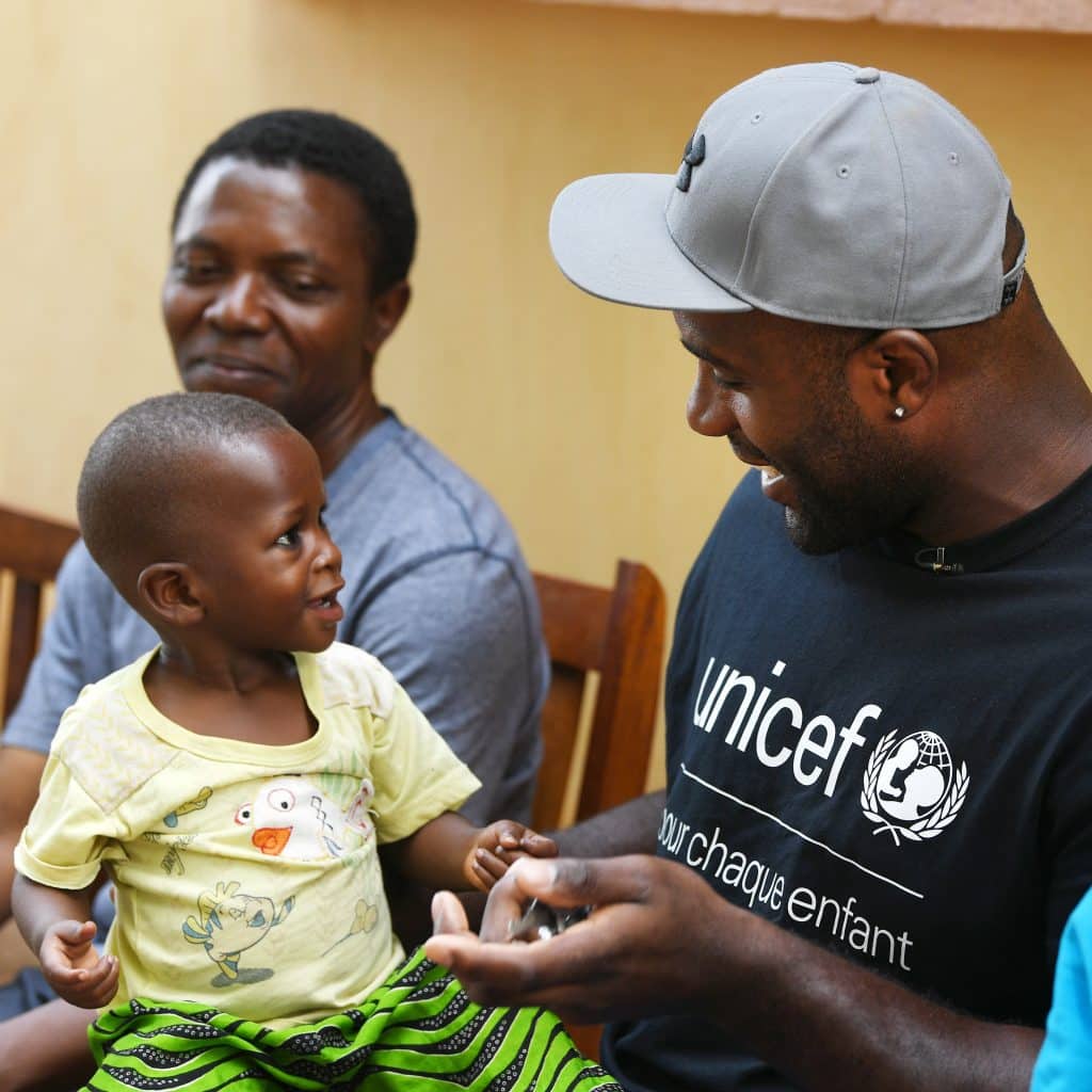Teddy Riner, ambassadeur de l'UNICEF, visite l'unité de soins périphériques de l'Atalote au Togo, le 7 décembre 2017. ©PHILIPPE MILLEREAU / UNICEF FRANCE