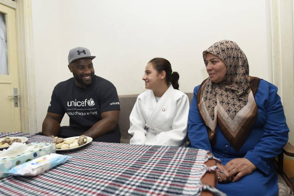 L'athlète français Teddy Riner, ambassadeur de l'UNICEF, rencontre Vefa, une jeune réfugiée syrienne pratiquant le judo, et sa famille, le 22 juin 2019, à Kilis, en Turquie. © UNICEF