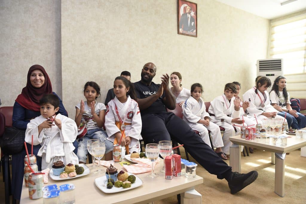 L'athlète français Teddy Riner, ambassadeur de l'UNICEF, rencontre de jeunes réfugiés syriens pratiquant le judo et leurs familles lors d'un programme de tournoi de judo développé par l'UNICEF, le 22 juin 2019, à Kilis, en Turquie. © UNICEF