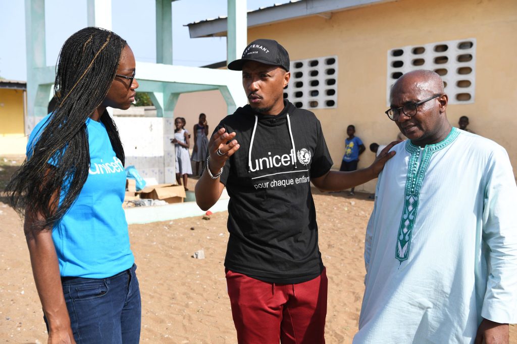 Soprano, ambassadeur de l'UNICEF, visite une école soutenue par l'UNICEF à Gonzagueville, dans la banlieue d'Abidjan, la capitale de la Côte d'Ivoire. © Frank Dejongh / UNICEF France