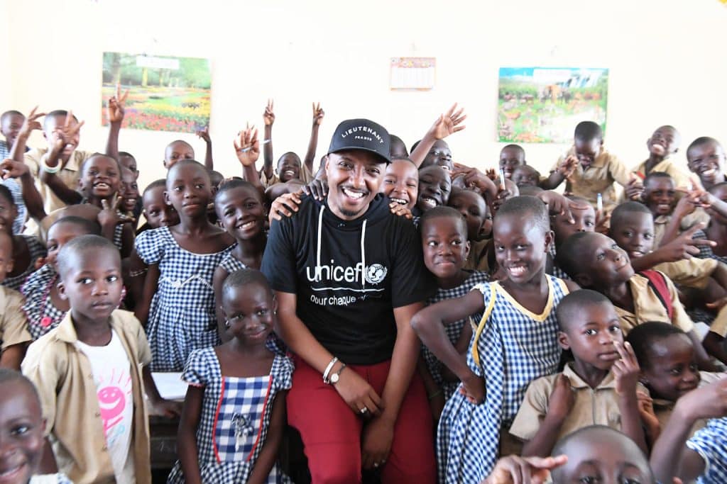 Soprano, ambassadeur de l'UNICEF, visite une école soutenue par l'UNICEF à Gonzagueville, dans la banlieue d'Abidjan, la capitale de la Côte d'Ivoire. © Frank Dejongh / UNICEF France