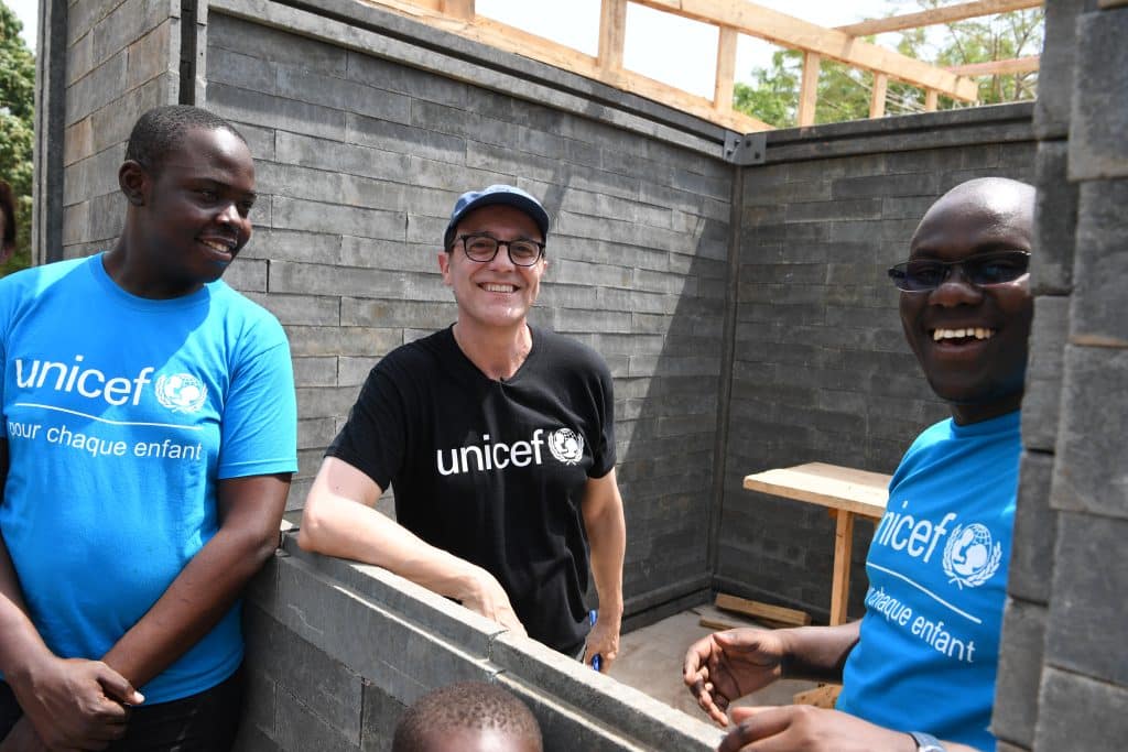 Thierry Beccaro ambassadeur de l'UNICEF France visite le village de Sakassou, au centre de la Côte d'Ivoire, où l'UNICEF construit des salles de classe avec des briques en plastique. © UNICEF/UN0284396/Dejongh