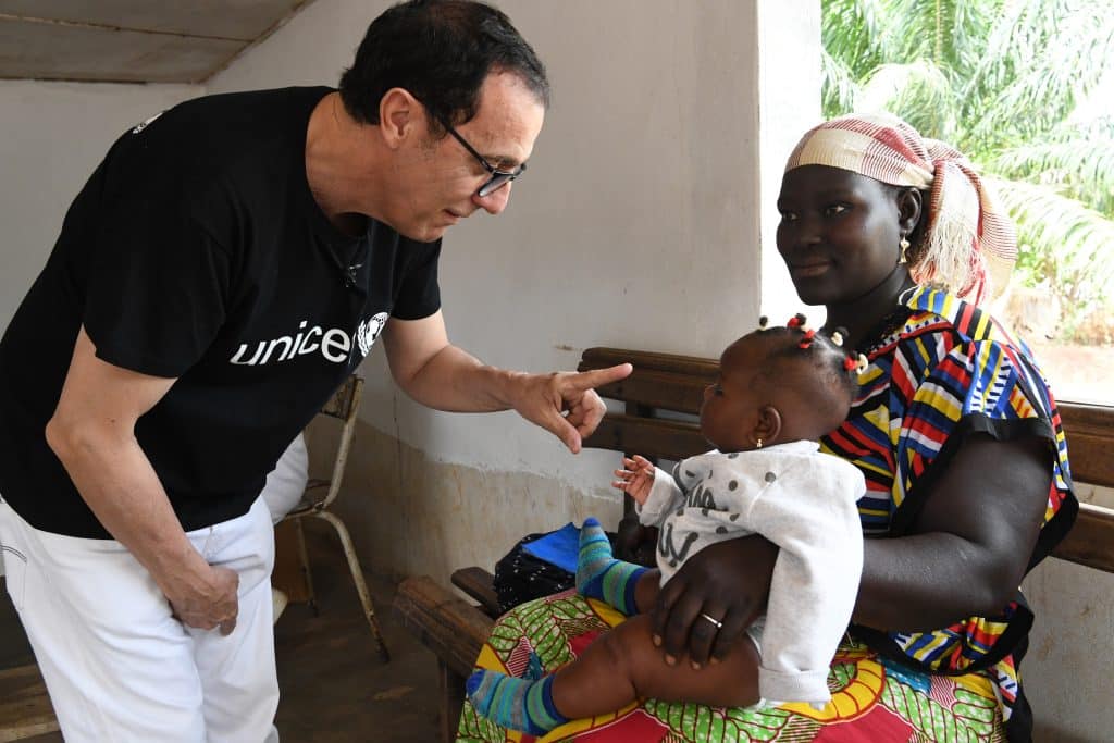Thierry Beccaro ambassadeur de l'UNICEF visite un centre de santé à Bouaké en Côte d'Ivoire. © UNICEF/UN0284646/Dejongh