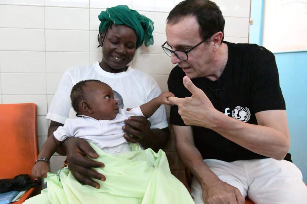 Thierry Beccaro ambassadeur de l'UNICEF visite un centre de santé à Bouaké en Côte d'Ivoire. © UNICEF/UN0284660/Dejongh