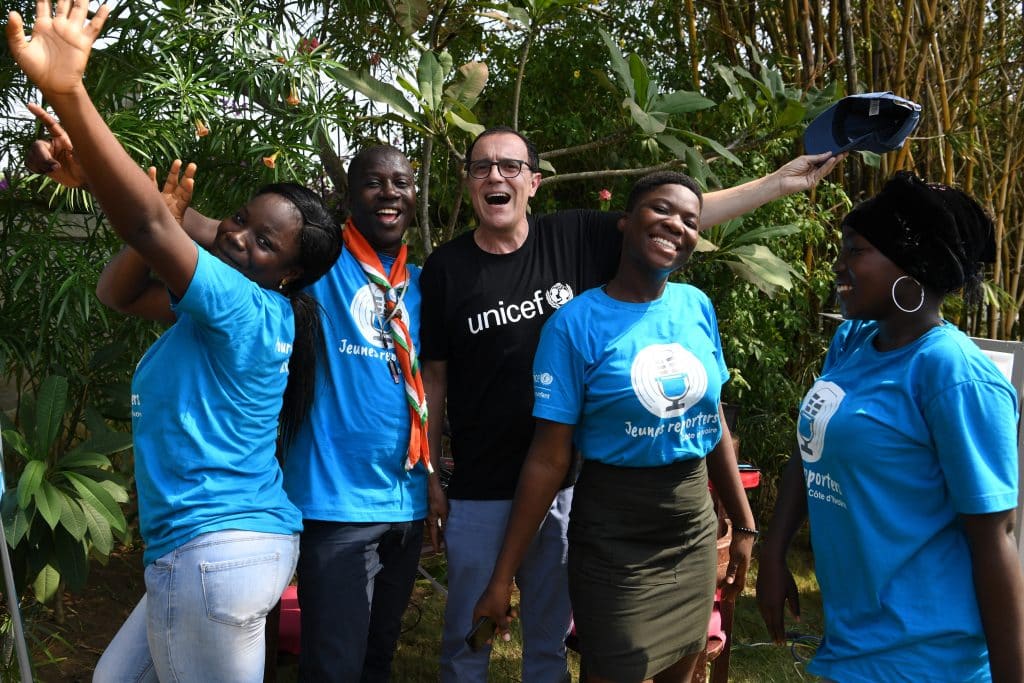 ,Thierry Beccaro ambassadeur de l'UNICEF rencontre des jeunes reporters à Abidjan, en Côte d'Ivoire. © UNICEF/UN0285081/Dejongh