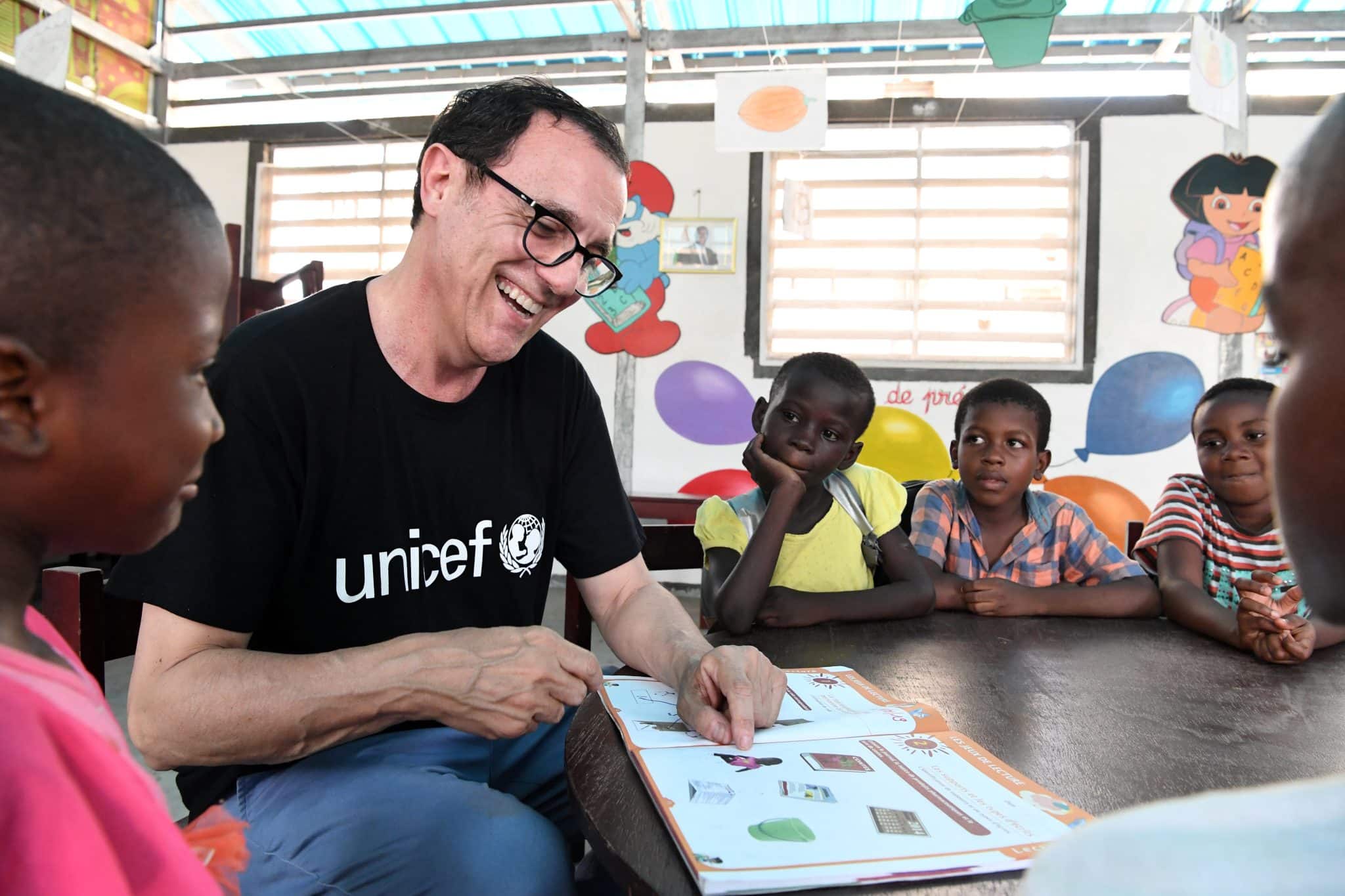 Thierry Beccaro, ambassadeur de l'UNICEF visite une école à Gonzagueville, une banlieue d'Abidjan, la capitale de la Côte d'Ivoire.© UNICEF/UN0285088/Dejongh