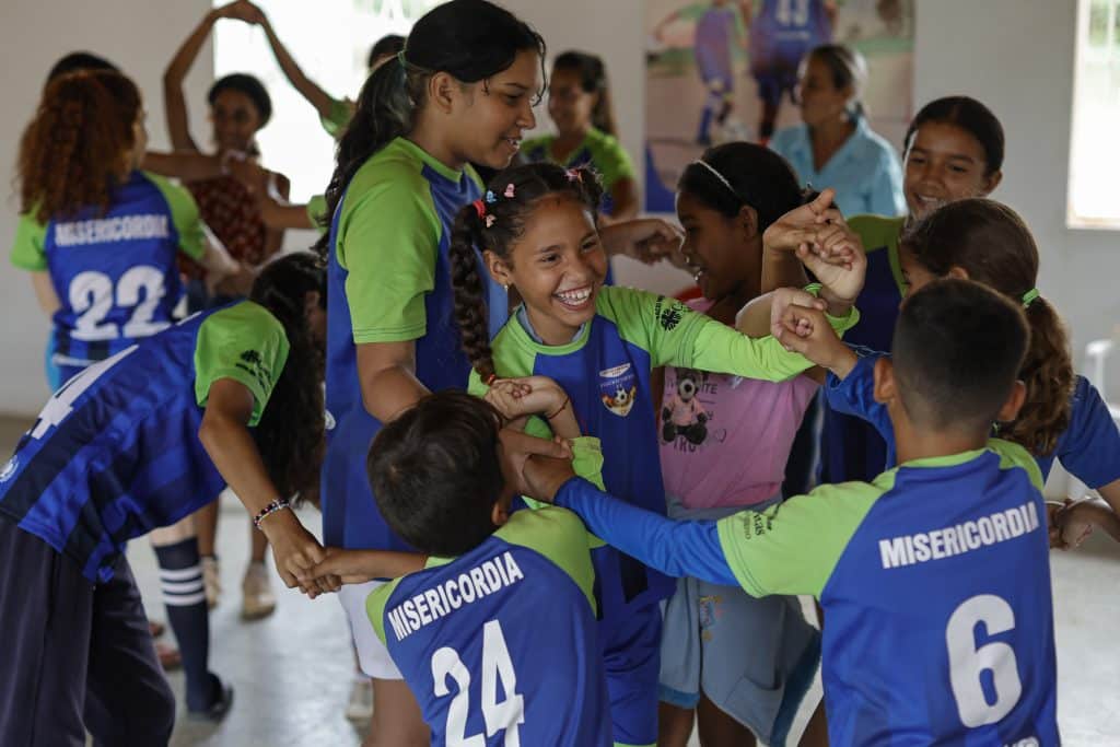 A Carupano, au nord-est du Venezuela, nos équipes travaillent avec plusieurs acteurs locaux, dont des clubs sportifs, pour venir en aide aux enfants. © UNICEF/UNI491021/Vargas