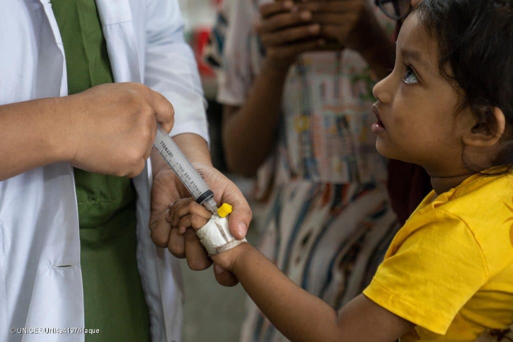 Ivhram, 2 ans, reçoit un traitement contre le paludisme. © UNICEF/UNI494197/Haque