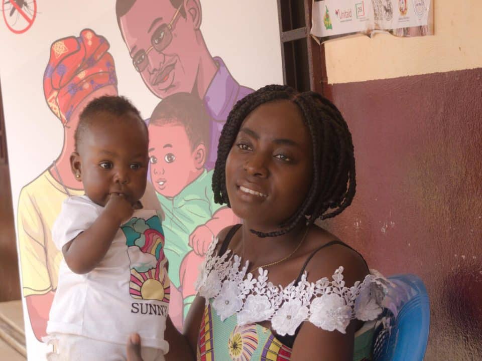 Marie, fait partie des nombreuses mamans qui ont fait vacciner leurs enfants contre le paludisme. Le 22 janvier 2024,le Cameroun a lancé une campagne de vaccination contre le paludisme. © UNICEF/UNI506498/Beguel