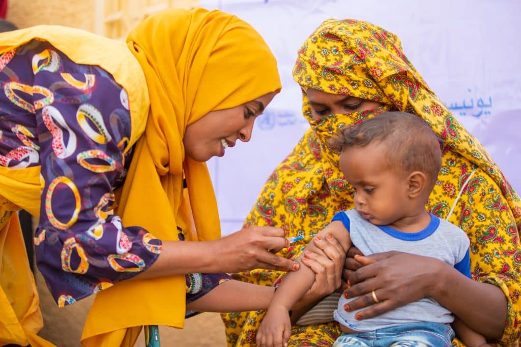 Au Soudan, l'UNICEF, l'OMS et le ministère de la Santé mènent des campagnes de vaccination contre la rougeole © UNICEF/UNI514463/Mohamdeen