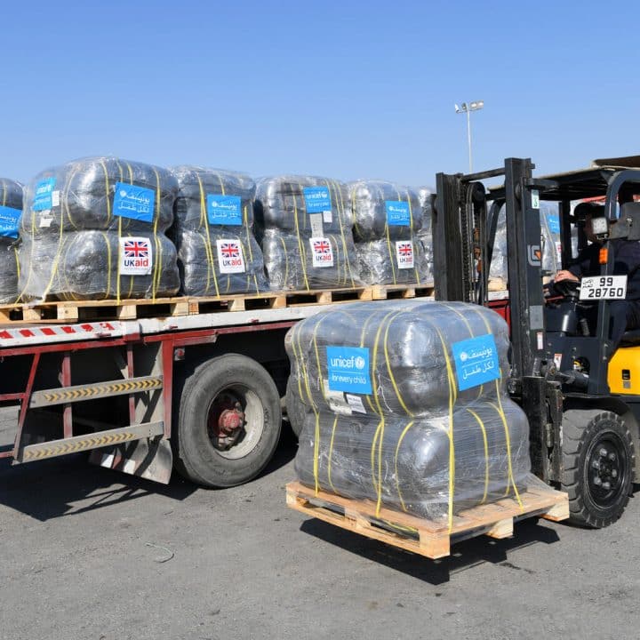 L'UNICEF et UK-FCDO ont organisé un convoi de 18 camions en provenance de Jordanie avec des couvertures, des tentes, des matelas et des kits de dignité pour des milliers de familles déplacées et leurs enfants. ©UNICEF/UNI525571/UK-FCDO