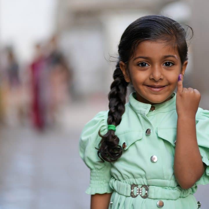 A Aden, au Yémen, cette jeune fille est pleine de joie, après avoir été vaccinée contre la polio dans le cadre de la campagne de vaccination soutenue par l'UNICEF. © UNICEF/UNI529051/ALfilastini