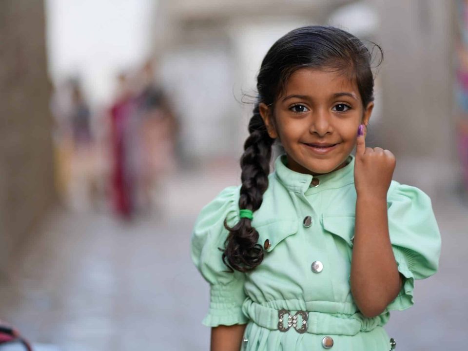 A Aden, au Yémen, cette jeune fille est pleine de joie, après avoir été vaccinée contre la polio dans le cadre de la campagne de vaccination soutenue par l'UNICEF. © UNICEF/UNI529051/ALfilastini