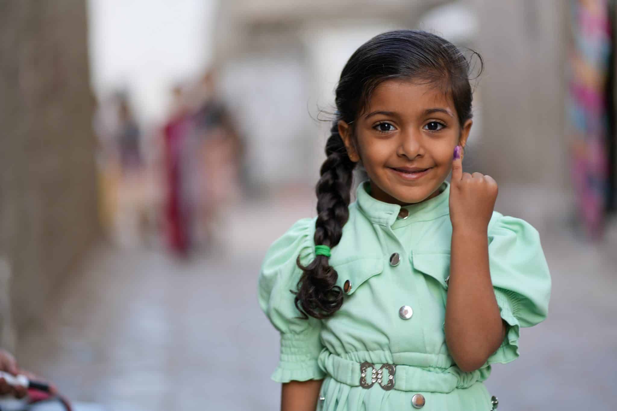 A Aden, au Yémen, cette jeune fille est pleine de joie, après avoir été vaccinée contre la polio dans le cadre de la campagne de vaccination soutenue par l'UNICEF. © UNICEF/UNI529051/ALfilastini