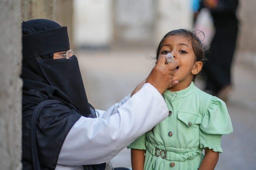 A Aden, au Yémen, cette jeune fille est pleine de joie, après avoir été vaccinée contre la polio dans le cadre de la campagne de vaccination soutenue par l'UNICEF. © UNICEF/UNI529052/ALfilastini