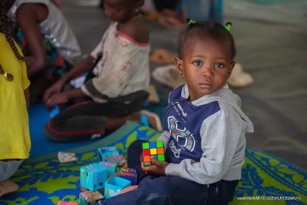 Des enfants déplacés participent à une séance de dessin dans le camp de personnes déplacées d'Al Salam, dans l'État de Kassala, le 28/02/2024. © UNICEF/UNI533131/Mohamdeen