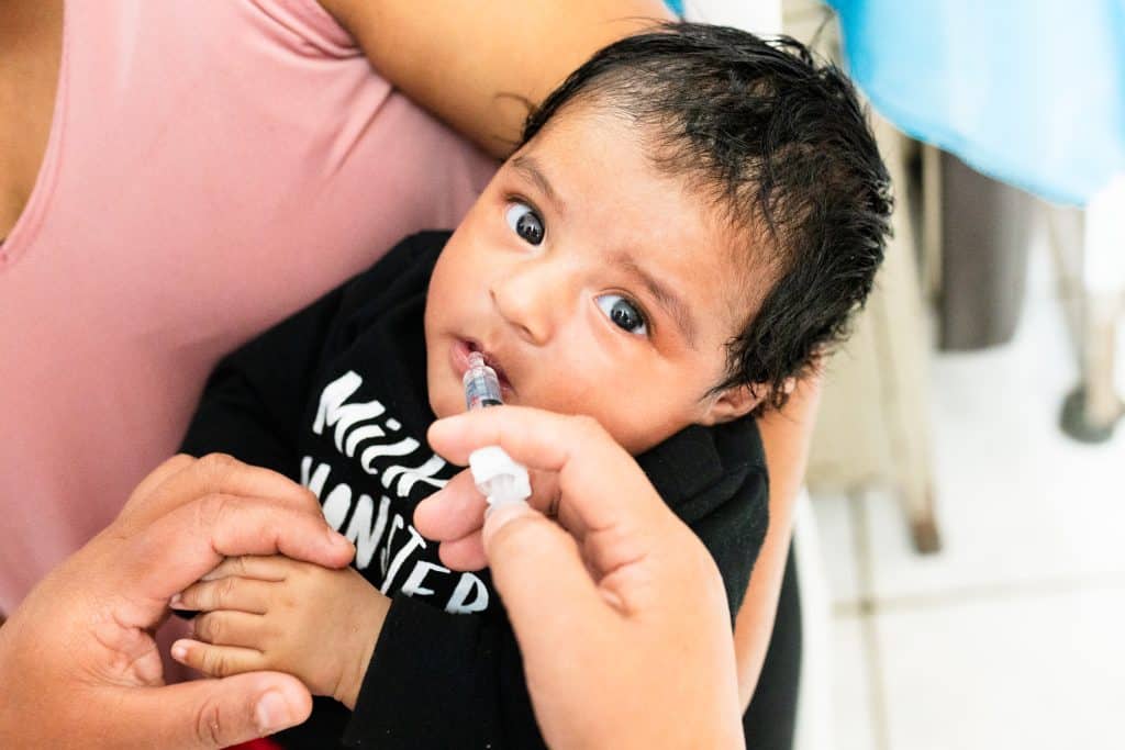 Le 28 février au Guatemala, un bébé de 2 mois reçoit ses vaccins de routine grâce au soutien de l'UNICEF. © UNICEF/UNI535065/Willocq