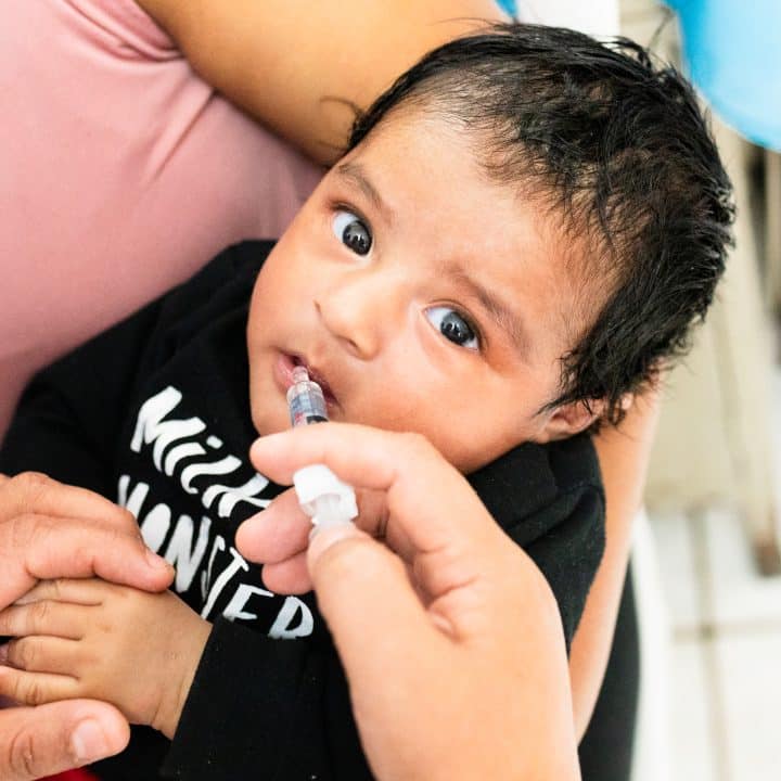 Le 28 février au Guatemala, un bébé de 2 mois reçoit ses vaccins de routine grâce au soutien de l'UNICEF. © UNICEF/UNI535065/Willocq