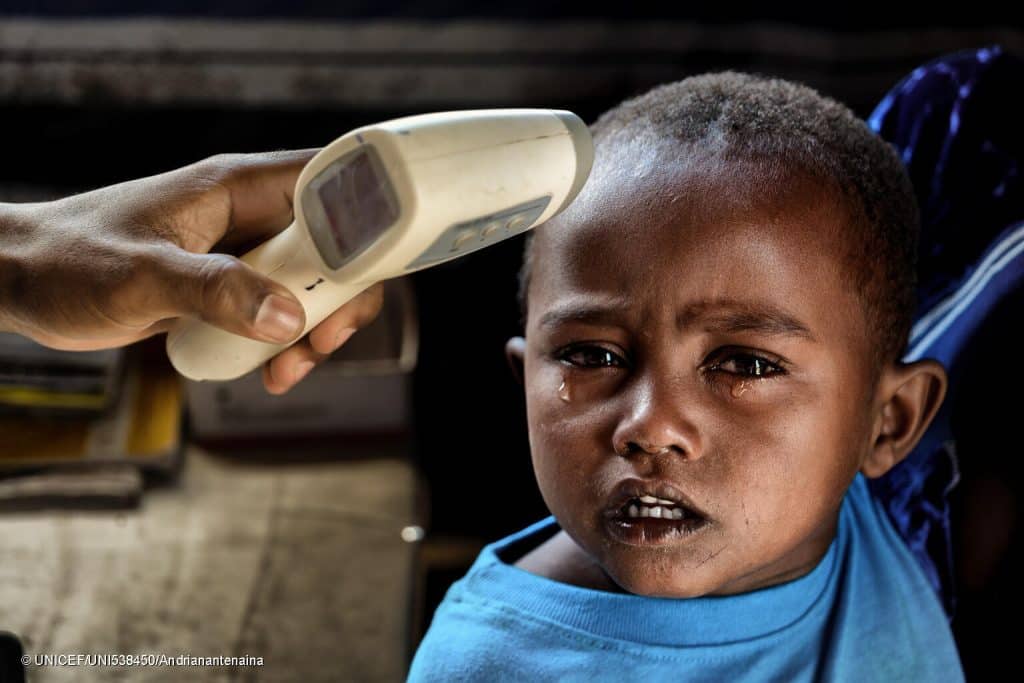 A Madagascar, Tohiraza, 3 ans, a une forte fièvre et est probablement atteint de la malaria © UNICEF/UNI538450/Andrianantenaina