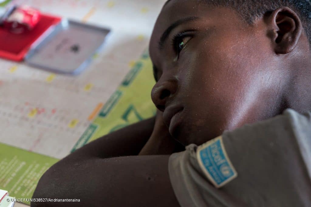 A Madagascar, Martino 13 ans, souffre du paludisme et attend de recevoir un traitement. © UNICEF/UNI538527/Andrianantenaina
