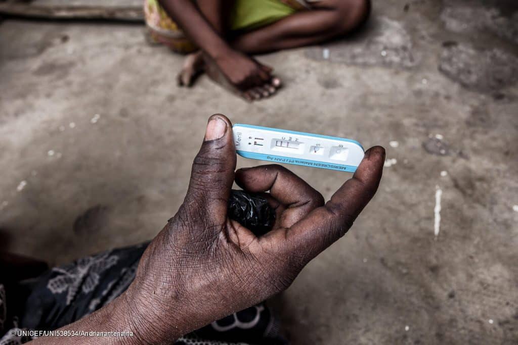 A Madagascar, Martino 13 ans, souffre du paludisme et attend de recevoir un traitement. © UNICEF/UNI538534/Andrianantenaina