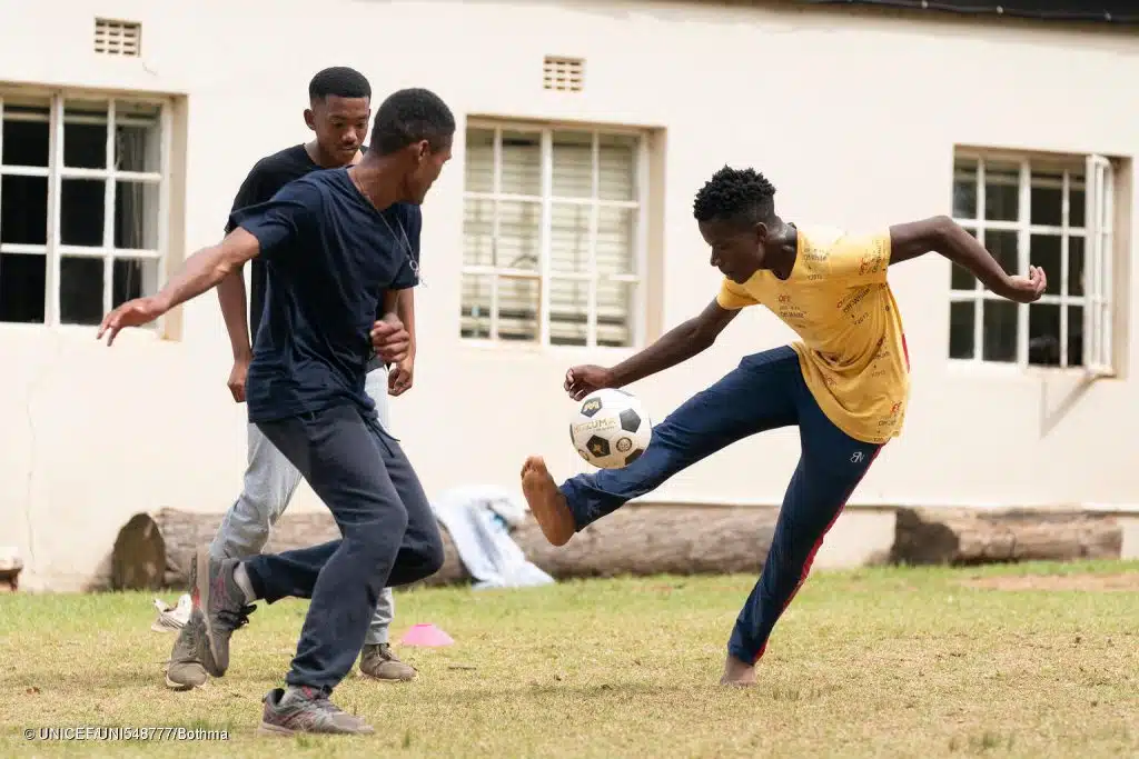 Des élèves jouent au football à l'heure du déjeuner dans un camp de formation soutenu par l'UNICEF en Afrique du Sud, le 22 mars 2024. © UNICEF/UNI548777/Bothma