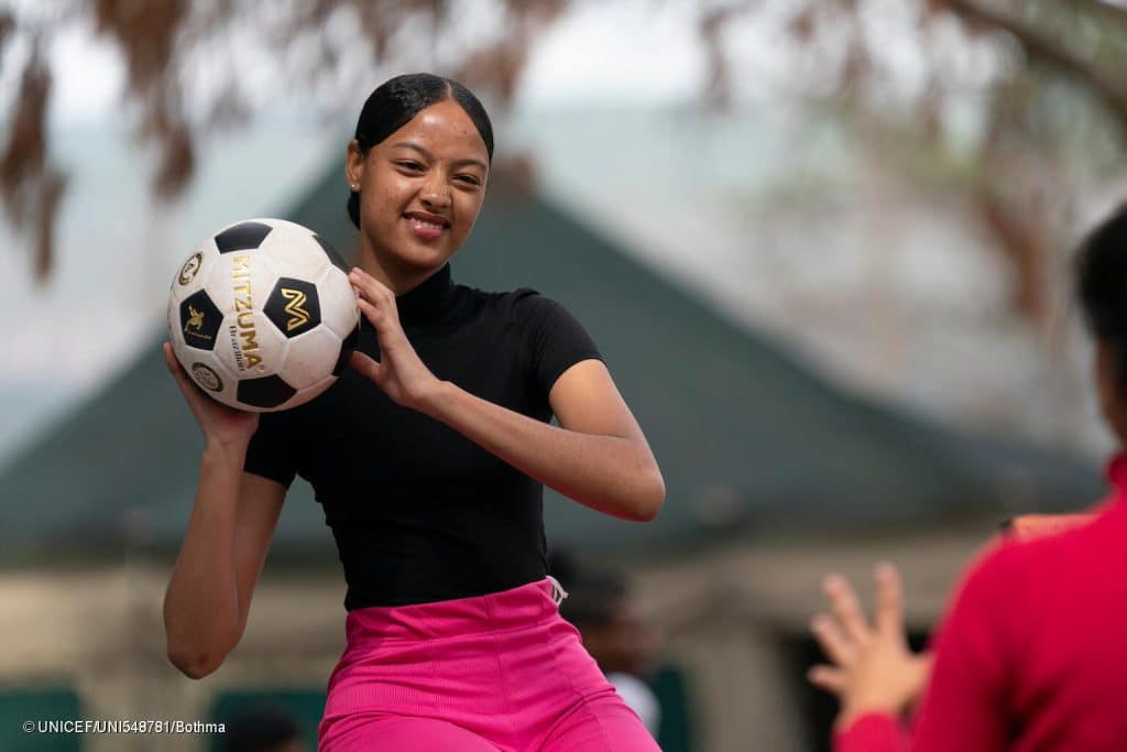 Kayla, 17 ans, joue avec un ballon de football dans dans un camp de formation, soutenu par l'UNICEF, en Afrique du Sud, le 22 mars 2024. © UNICEF/UNI548781/Bothma