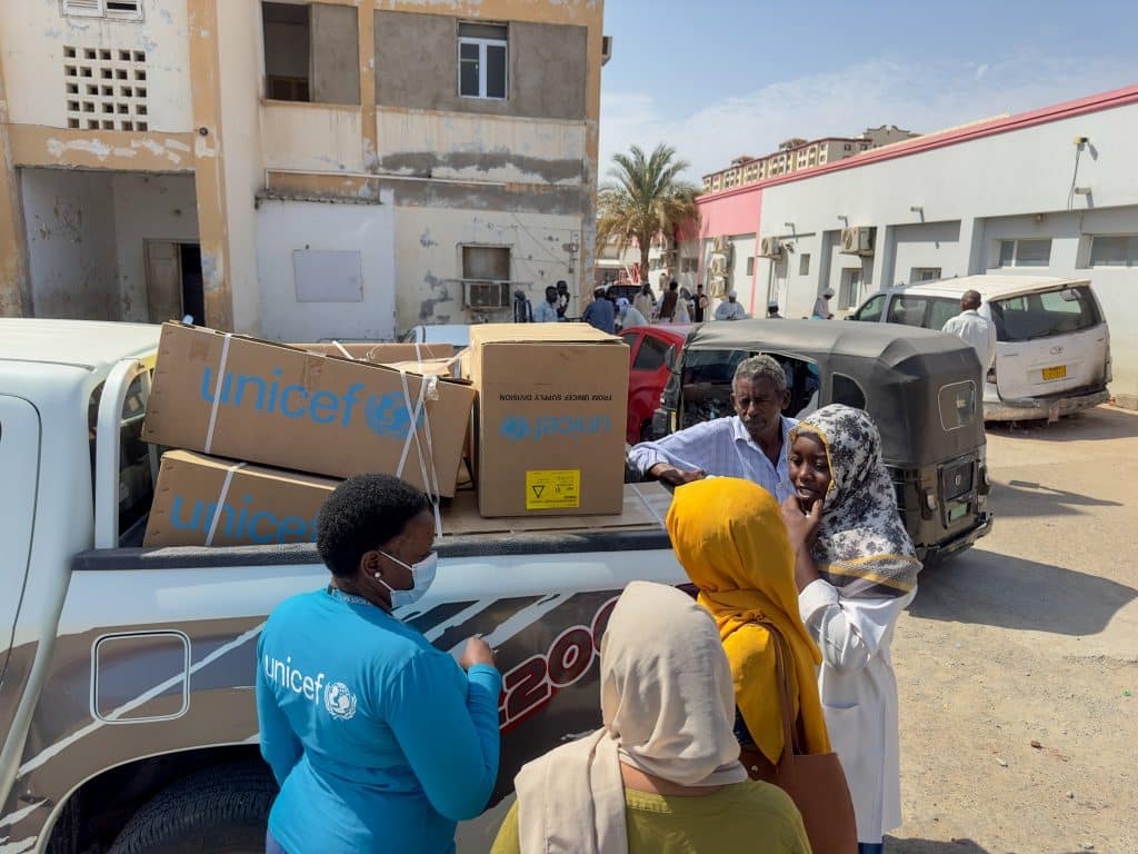Namareq, sage-femme, et le Dr Eltoma Yagoob reçoivent des kits de santé fourni l'UNICEF à l'hôpital de Port Soudan. © UNICEF/UNI551354/Mohamdeen