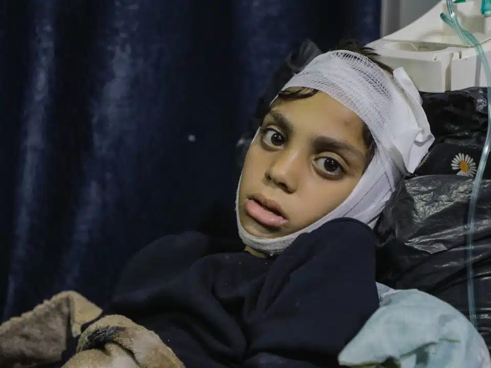 Dans la bande de Gaza, Ibrahim, 10 ans a été blessé lorsque son quartier a été la cible d'une opération militaire. © UNICEF/UNI774362/Nateel