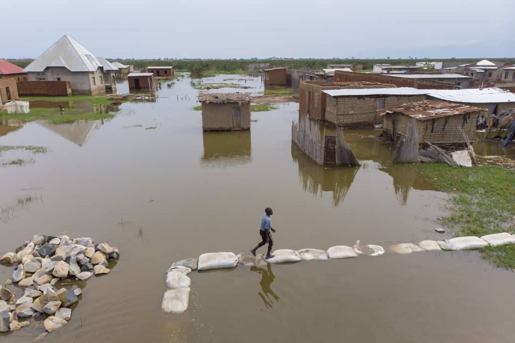 Le 5 mars 2021, Gatumba, près de Bujumbura au Burundi est sous l'eau. Au moins 50 000 personnes ont été touchées par les inondations dans la région au cours de l'année écoulée. A quelques kilomètres de la ville, un grand camp de déplacés a été créé pour abriter les personnes déplacées par les inondations.© UNICEF/UN0436087/Prinsloo