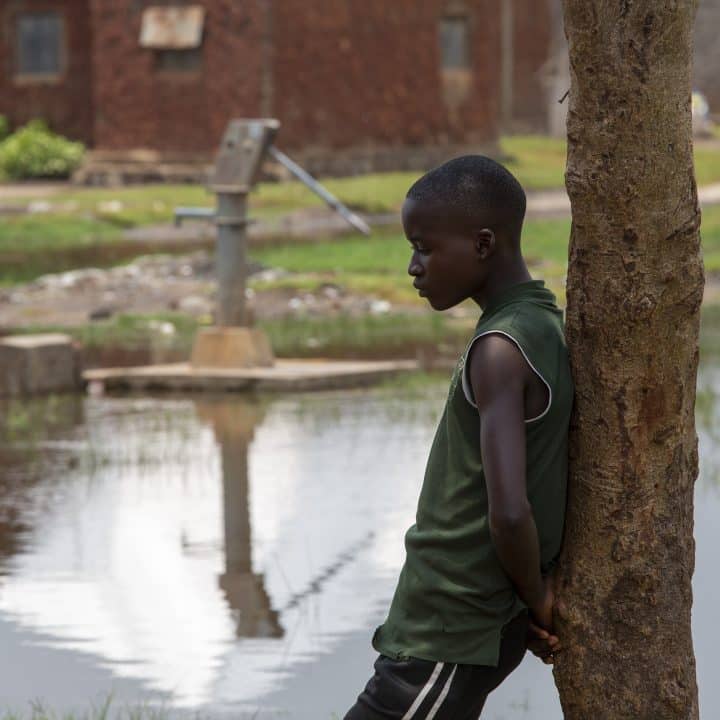 En 2021, plus de 50 000 personnes ont été touchées par les inondations dans la région au cours de l'année écoulée. A quelques kilomètres de la ville, un grand camp de déplacés a été créé pour abriter les personnes déplacées par les inondations.© UNICEF/UN0441903/Prinsloo