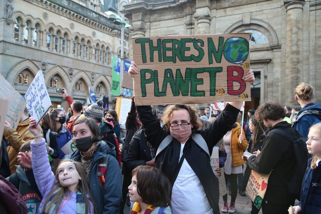 Le 5 novembre 2021 à Glasgow, en Écosse, des personnes participent à une manifestation en faveur de l'action climatique© UNICEF/UN0547135/Elwyn-Jones
