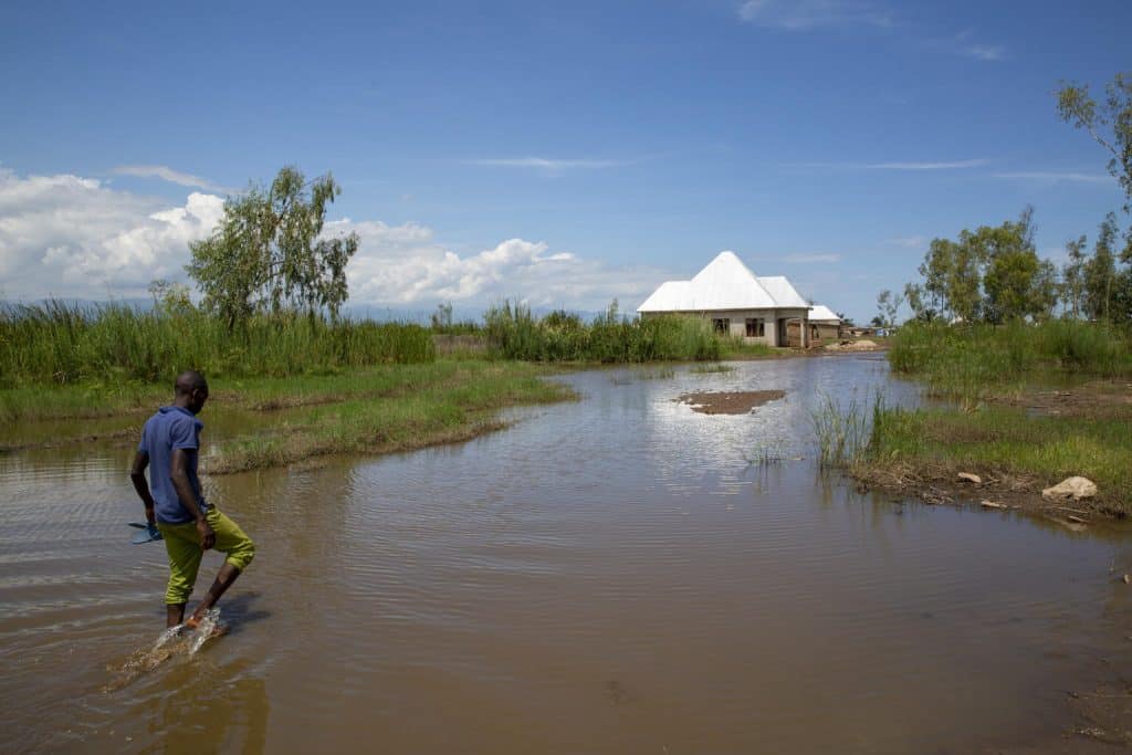 En raison du changement climatique, la ville de Gatumba au Burundi est régulièrement inondée.© UNICEF/UN0770374/Prinsloo