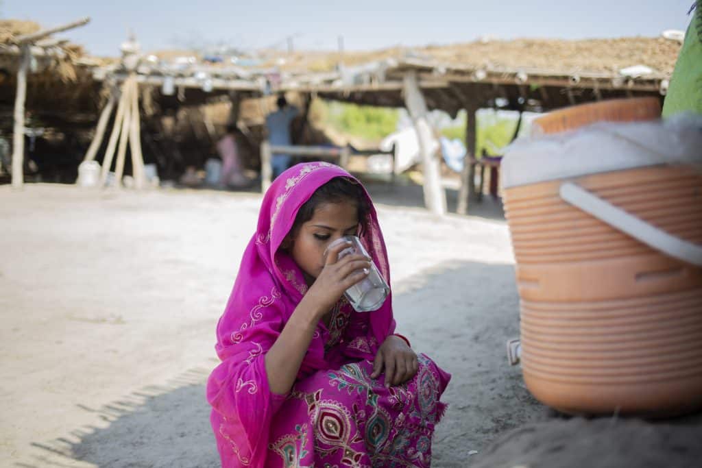 En raison du manque d'eau potable dans son village au Pakistan, Farzana, 12 ans, marchait 7 kilomètres avec sa mère jusqu'à la source d'eau potable la plus proche pour faire des réserves. Parfois, la jeune fille et sa mère devaient faire le trajet 3 fois par jour. Ces aller-retours lui ont fait perdre près de quatre années d'école. © UNICEF/UNI535324/Bashir