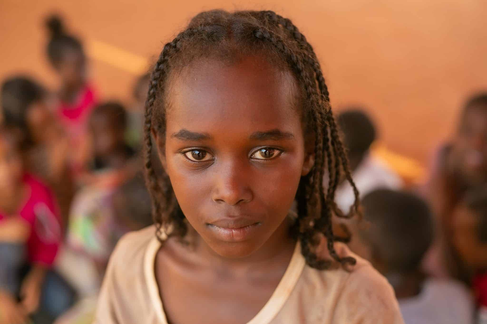 Le 15 août 2023, un enfant pose pour une photo lors d'une session de promotion de l'hygiène menée dans un point de rassemblement pour les personnes déplacées à Wad Madani, au Soudan.© UNICEF/UNI425218/Elfatih