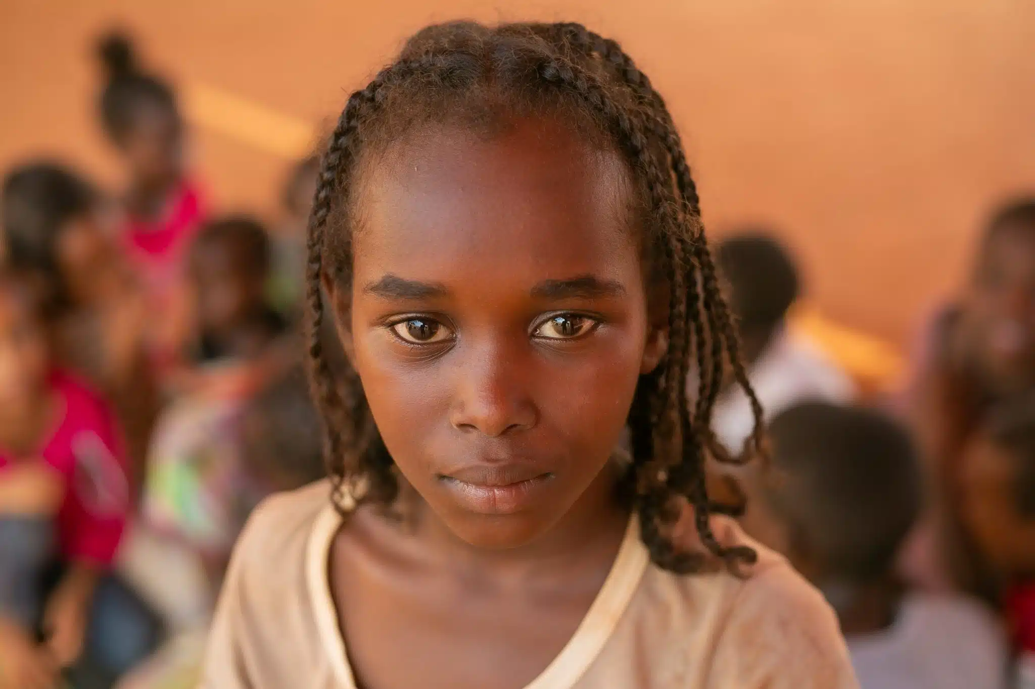 Le 15 août 2023, un enfant pose pour une photo lors d'une session de promotion de l'hygiène menée dans un point de rassemblement pour les personnes déplacées à Wad Madani, au Soudan.© UNICEF/UNI425218/Elfatih