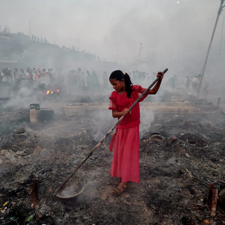 Le 5 mars 2023, une jeune fille cherche ses affaires au milieu des ruines laissées par l'incendie qui a éclaté dans le camp de réfugiés de Balukhali à Ukhia, Cox's Bazar, Bangladesh. © UNICEF/UN0798774/Sujan