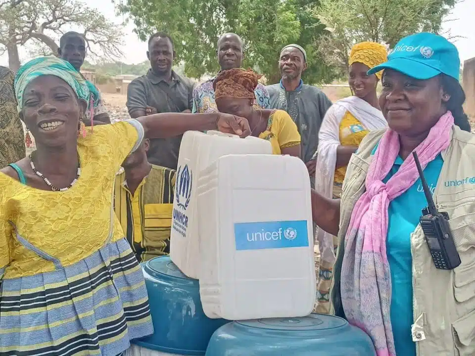 Il n'est pas toujours aisé d'aller plus loin pour aider ceux qui en ont le plus besoin. Nous sommes confrontés à de nombreux défis en termes d'accès humanitaire. Confie Madelaine Zabré chargée de programme, UNICEF Burkina Faso© UNICEF/UNI424867/Cisse
