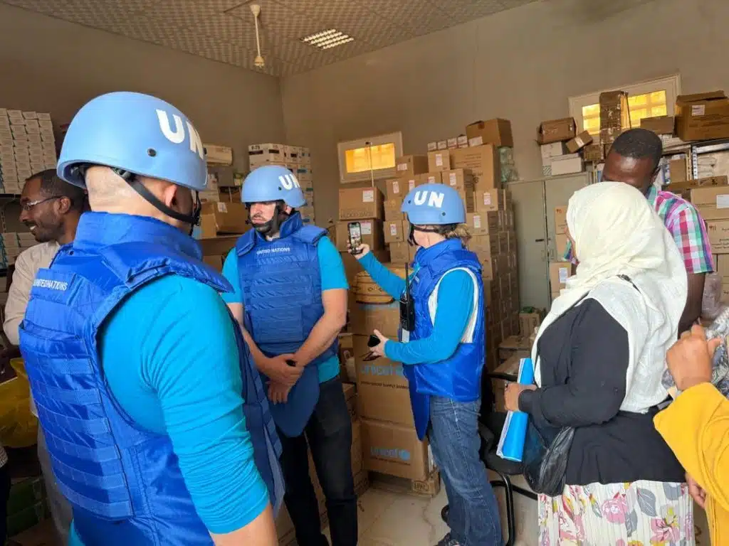 Au Soudan, le personnel de l'UNICEF contrôle les stocks de fournitures humanitaires lors d'une mission à Khartoum : la première depuis que la guerre a éclaté en avril 2023. Le personnel a également évalué la situation des enfants affectés par le conflit en cours. © UNICEF/UNI533177/Alkhalifa