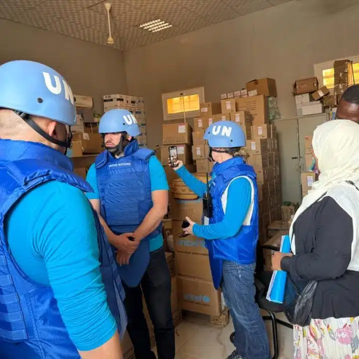 Au Soudan, le personnel de l'UNICEF contrôle les stocks de fournitures humanitaires lors d'une mission à Khartoum : la première depuis que la guerre a éclaté en avril 2023. Le personnel a également évalué la situation des enfants affectés par le conflit en cours. © UNICEF/UNI533177/Alkhalifa