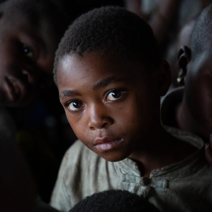 La reprise du conflit entre le groupe armé M23 et les Forces armées de la RDC (FARDC) et leurs alliés a entraîné un afflux important de personnes dans les sites de déplacement autour de Goma. © UNI585414