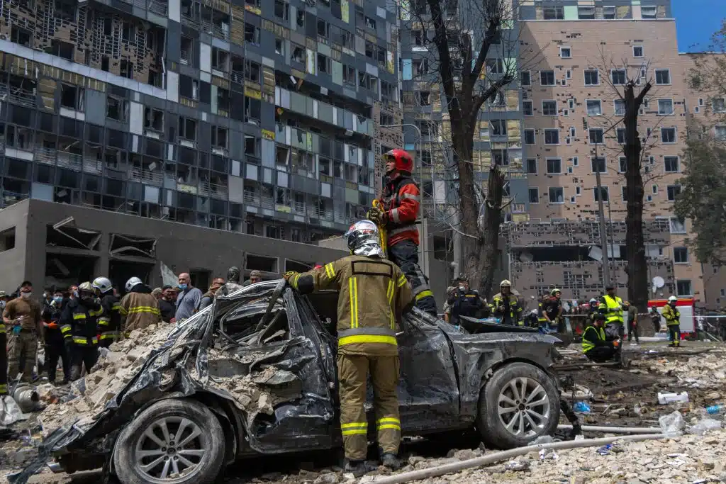 Le 8 juillet 2024 à Kiev, des pompiers, des secouristes, du personnel médical et des bénévoles déblayent les décombres et recherchent les personnes coincées sous les débris après une attaque qui a touché l'hôpital Okhmatdyt, le plus grand centre médical pour enfants d'Ukraine. © UNICEF/UNI608730/Filippov