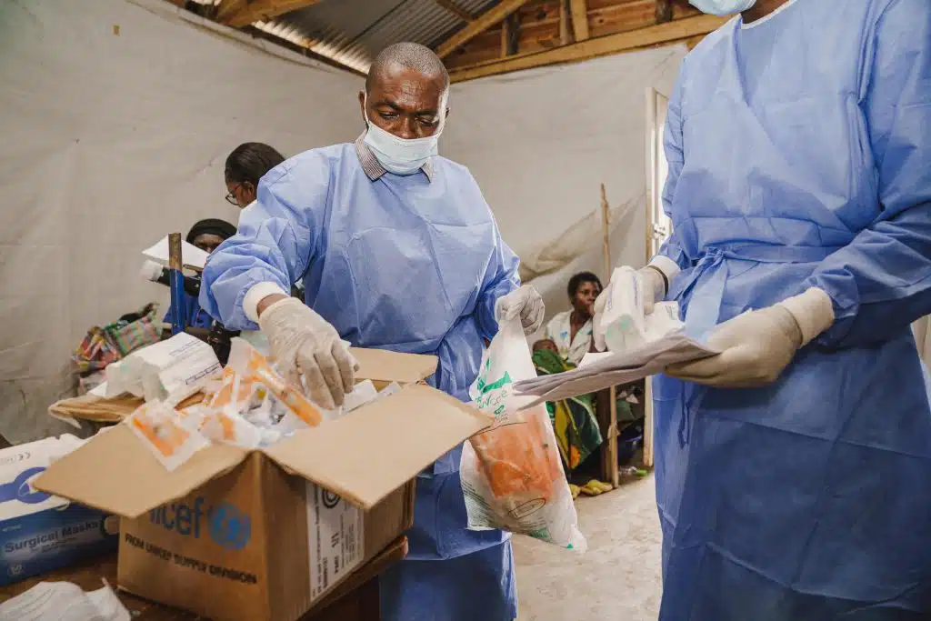 Le 23 juillet 2024, des soignants déballent des cartons de médicaments dans l'unité de soins de la variole de l'hôpital Kavumu, soutenu par l'UNICEF, dans la province du Sud-Kivu, en République démocratique du Congo.© UNICEF/UNI624674/Benekire