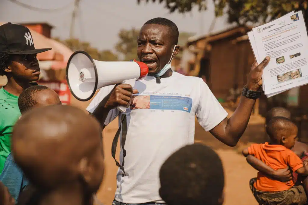 Innocent Murula, un agent de proximité soutenu par l'UNICEF, sensibilise sa communauté au sujet du Mpox à Kamanyola, dans la province du Sud-Kivu, en RDC, le 25 juillet 2024. ©UNICEF/UNI624799/Benekire