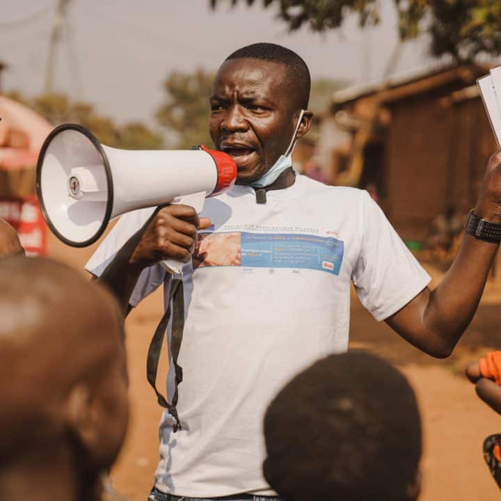Innocent Murula, un agent de proximité soutenu par l'UNICEF, sensibilise sa communauté au sujet du Mpox à Kamanyola, dans la province du Sud-Kivu, en RDC, le 25 juillet 2024. ©UNICEF/UNI624799/Benekire