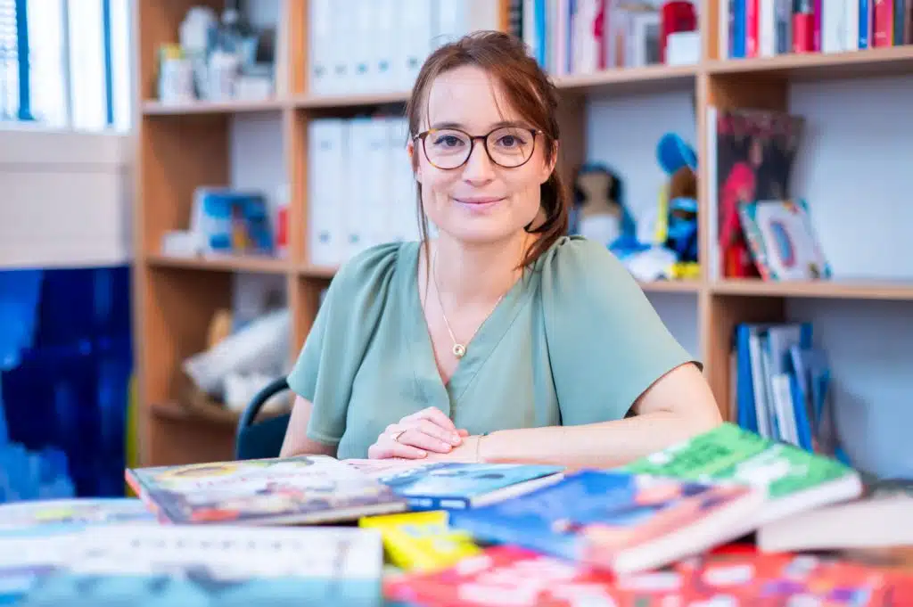 Mélissa Da Costa poursuit sa mobilisation aux côtés de l'UNICEF en tant que marraine du prix UNICEF de littérature jeunesse. ©UNICEF France/Léa Schneider